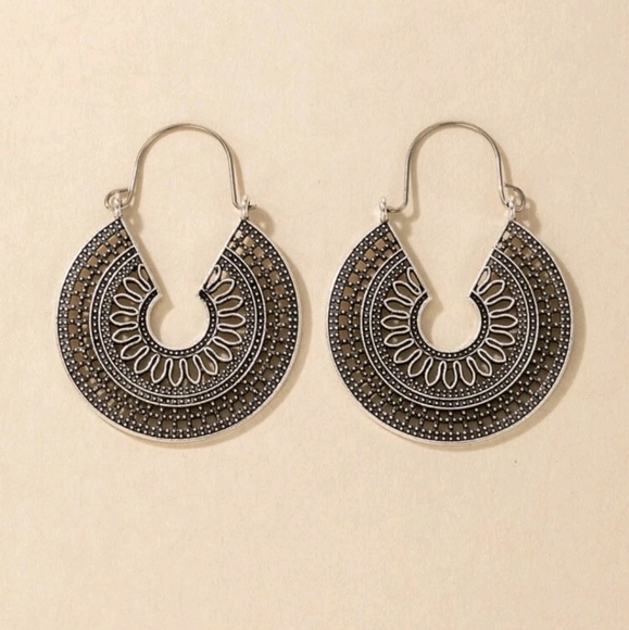 💖 2/$30 Boho silver hollow gypsy hoop earrings - Picture 4 of 10